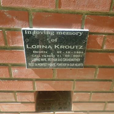 KROUTZ Lorna 1954-2021