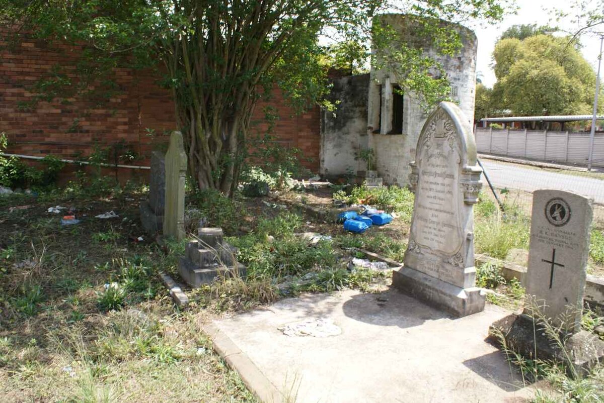 Rubbish between the graves