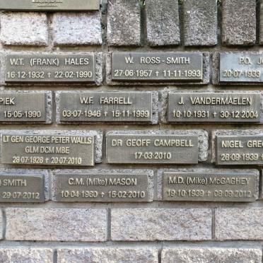 08. Plaques