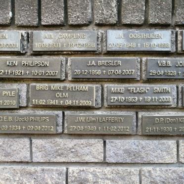 09. Plaques