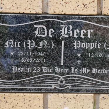 BEER D.N., de 1940-2011 &amp; M. 1943-