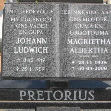 PRETORIUS Johann Ludwich 1919-1989 &amp; Magrietha Albertha nee STEYN 1925-2009