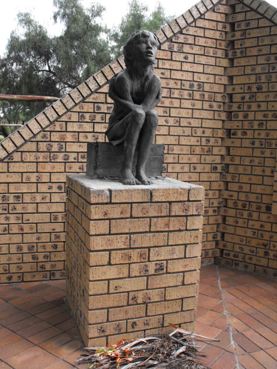 09. Monument
