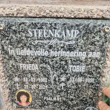 STEENKAMP Tobie 1958- & Frieda 1962-2021