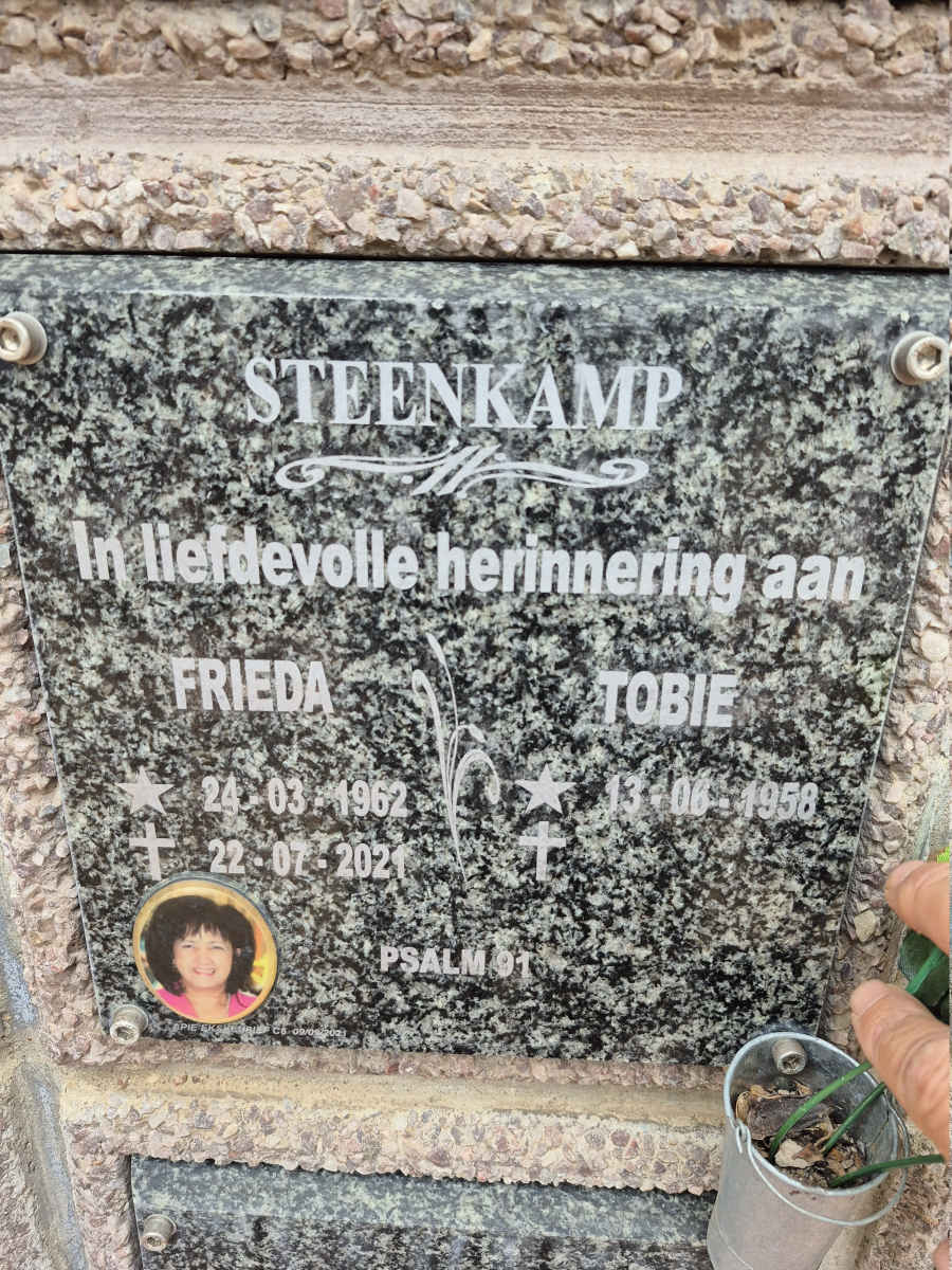 STEENKAMP Tobie 1958- & Frieda 1962-2021