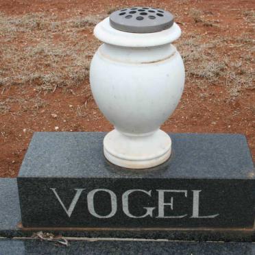 VOGEL Marcus D'Arcy 1898-1971 &amp; Elbie Isabella OOSTHUYSEN 1902-