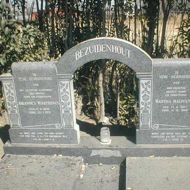 BEZUIDENHOUT Johannes Marthinus 18??-1971 &amp; Martha Magrietha 1???-1990