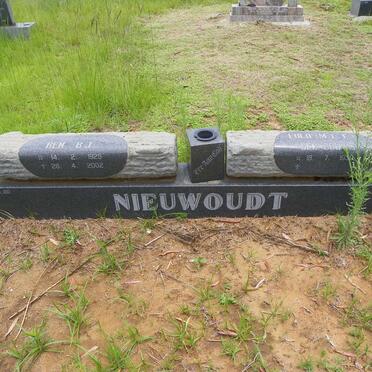 NIEUWOUDT B.J. 1925-2002 &amp; M.L.F. GOUWS 1930-