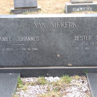 NIEKERK Daniel Johannes, van 1897-1981 &amp; Hester Sophia PIETERSE 1911-1983