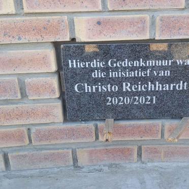 6. Onthulling steen van muur