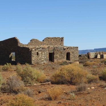 3. Ou gebou naby grafte  / Old building close to cemetery