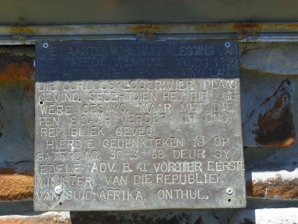 2. Overview / Oorsig - Oorlogskloof monument across the road from the roadside memorial