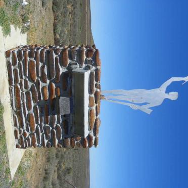 1. Overview / Oorsig - Oorlogskloof monument across the road from the roadside memorial