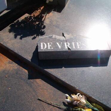 VRIES Cornelius Johannes, de 1950- &amp; Susara Johanna 1946-2004 