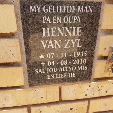 ZYL Hennie, van 1935-2010