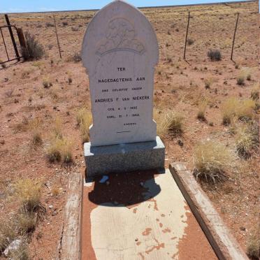 Northern Cape, NAMAQUALAND district, Lekker Drink 245, farm cemetery
