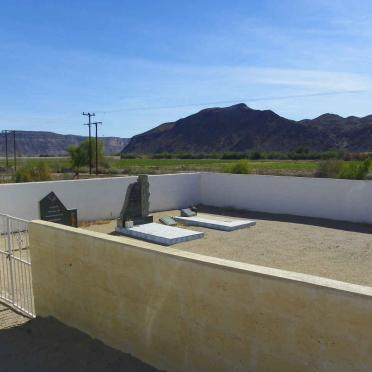 Northern Cape, NAMAQUALAND district, Vioolsdrif besproeiingsnedersetting, farm cemetery_1