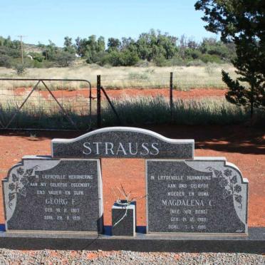 STRAUSS Georg F. 1907-1991 &amp;  Magdalena C. V.D. BERG 1909-1995