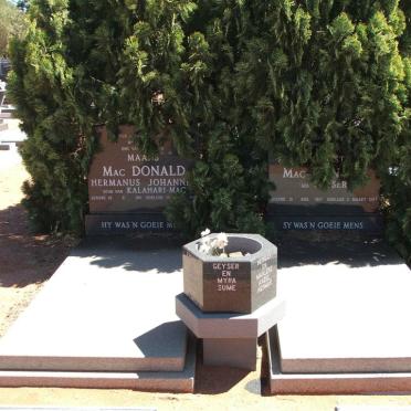 MACDONALD Hermanus Johannes 1911-1986 &amp; Annie Christina M. GEYSER 1917-1997