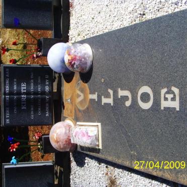VILJOEN Kirstie 1965-2004