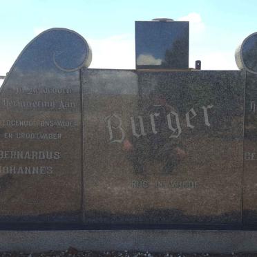 North West, DELAREYVILLE district, Pauwkop 220, Schaapplaas, farm cemetery