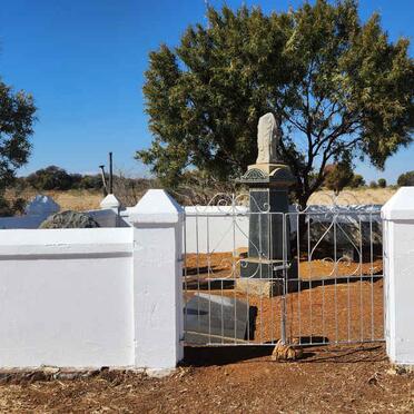 North West, KLERKSDORP district, Palmietfontein 403, farm cemetery