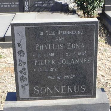 SONNEKUS Pieter Johannes 1912- &amp; Phyllis Edna 1918-1984