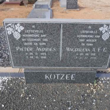 KOTZEE Pieter Andries 1920-1992 &amp; Magdalena A.F.C. 1919-2005