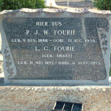FOURIE P.J.W. 1888-1956 &amp; L.G. SWART 1893-1975 :: FOURIE S.H.P. 1927-2000