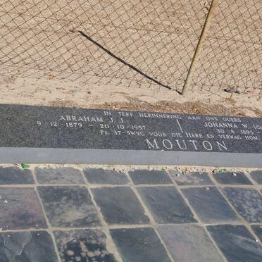 MOUTON Abraham J.J. 1879-1957 &amp; Johanna W. v.d. MERWE 1895-1975