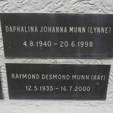 MUNN Raymond Desmond 1935-2000 & Daphalina Johanna 1940-1998
