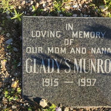 MUNRO Gladys 1915-1997
