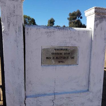 4. Ringmuur geskenk deur H BESTER 1942