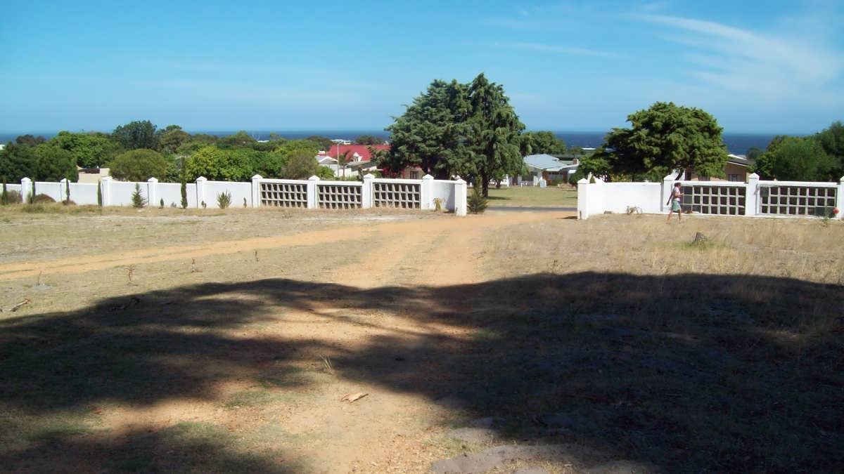 1. Ingang met gedenkmure weerskante / Entrance with memorial walls on both sides