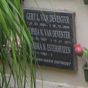 DEVENTER Gert L., van 1934-2005 &amp; Sophia N. 1937-2011 :: ESTERHUIZEN Sandra N. 1962-