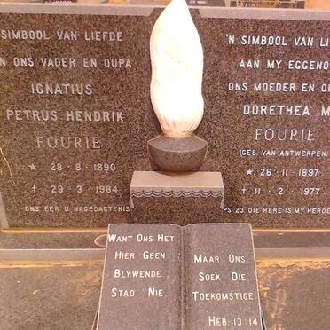 FOURIE Petrus Hendrik 1890-1984 &amp; Dorethea M. VAN ANTWERPEN 1897-1977