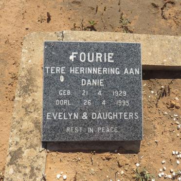 Western Cape, OUDTSHOORN district, Kruisrivier, Welbedagt 150_3, farm cemetery