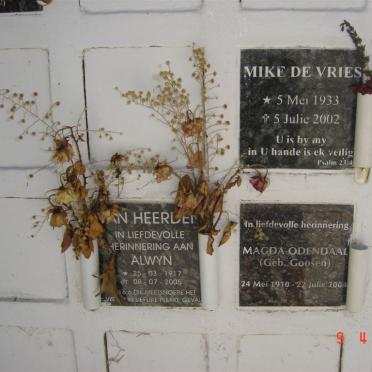 HEERDEN Alwyn, van 1917-2005 ::  VRIES Mike, de 1933-2002 ::  ODENDAAL Magda nee GOOSEN 1910-2004