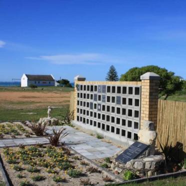 Western Cape, STRUISBAAI, NG Kerk, Muur van Herinnering