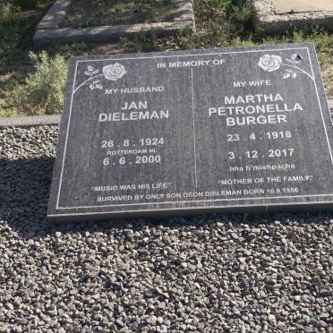 Western Cape, SWELLENDAM district, Barrydale, Doornriviers Valley 30_1, Doornriviervlei, farm cemetery