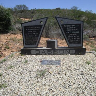 BASSON Coenraad Hendrik 1914-19?? &amp; Eunice Rosamund V.D. LINDE 1912-1996