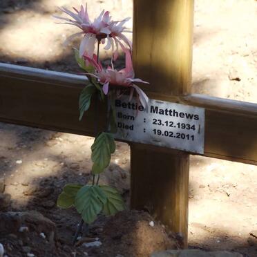 MATTHEWS Bettie 1934-2011