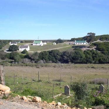 Western Cape, RIVERSDALE district, Vermaaklikheid, Vermaaklykheid 499, farm cemetery_02