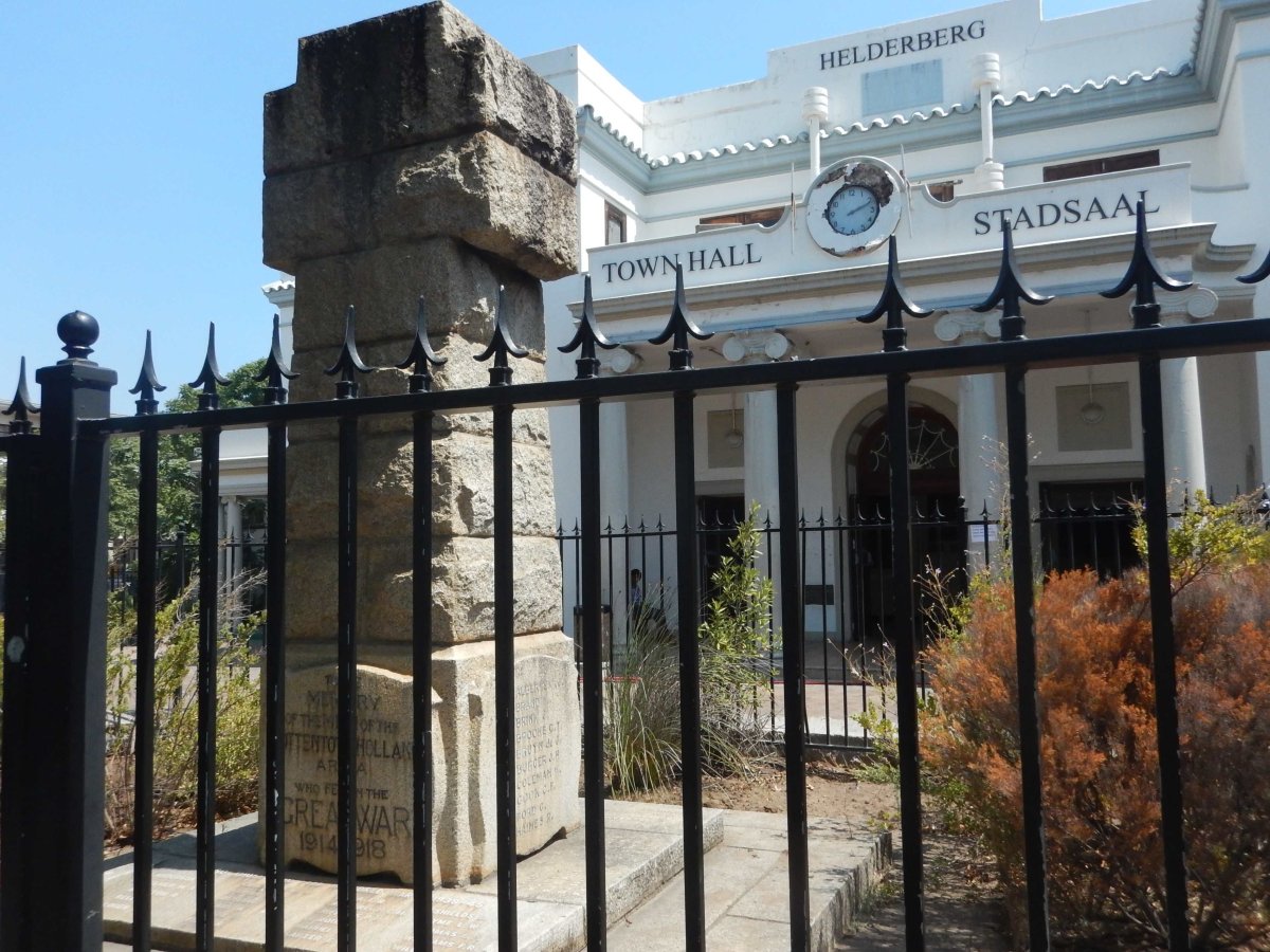 01. War Memorial / Oorlogsgedenkteken