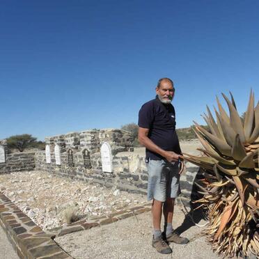 8. Daan Botes besig om aalwyne ook te bestudeer!