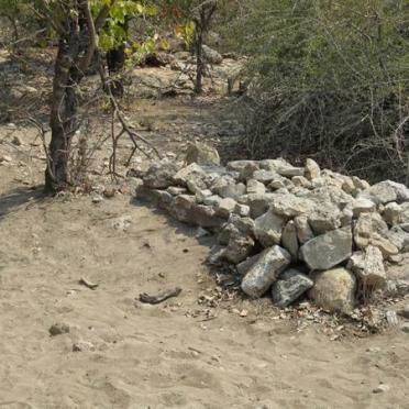 Namibia, KUNENE region, Opuwo, Otjitindua / Rusplaas_2, Dorslandtrekker single grave