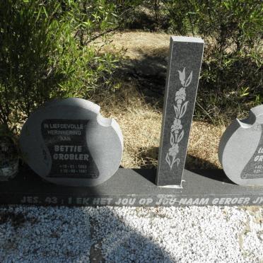 GROBLER Louwrence 1942-1992 &amp; Bettie 1953-1997