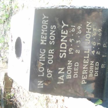 HINZE Ian Sidney 1961-1939 :: HINZE Pernell John 1963-1969